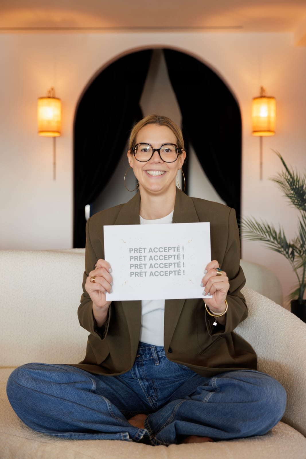 Audrey avec une affiche Prêt accepté — financement obtenu pour une cliente
