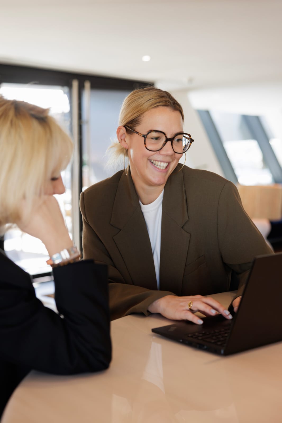 Audrey accompagnant une cliente devant son ordinateur