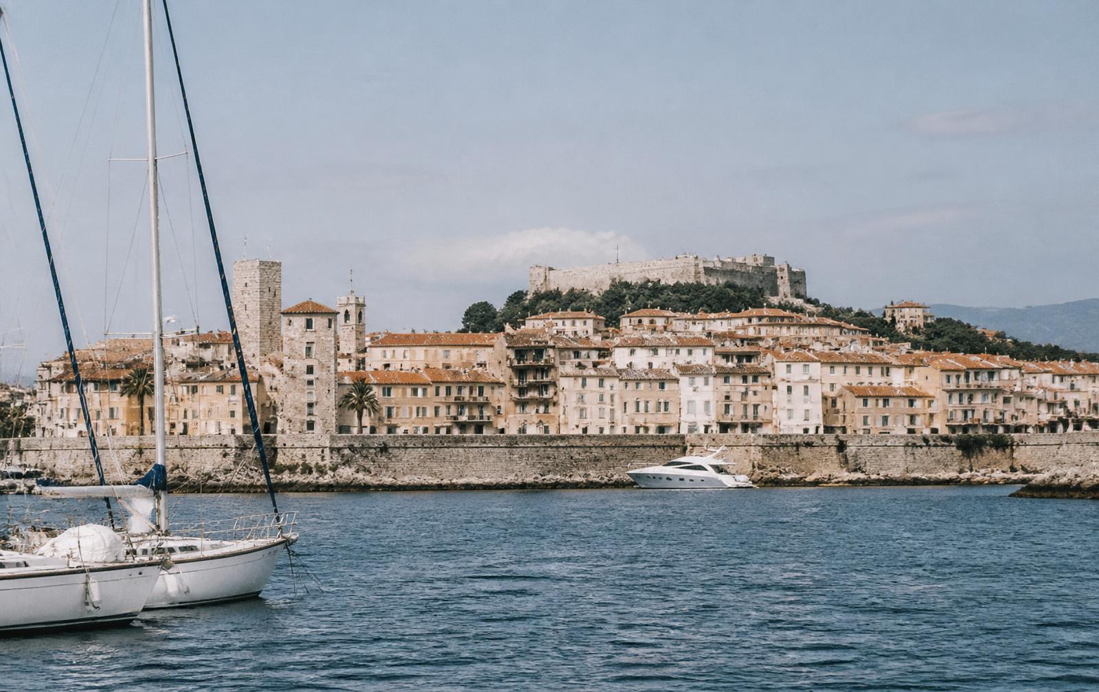 Vieil Antibes et Fort Carré vus depuis le port Vauban, toits en tuiles et voiliers