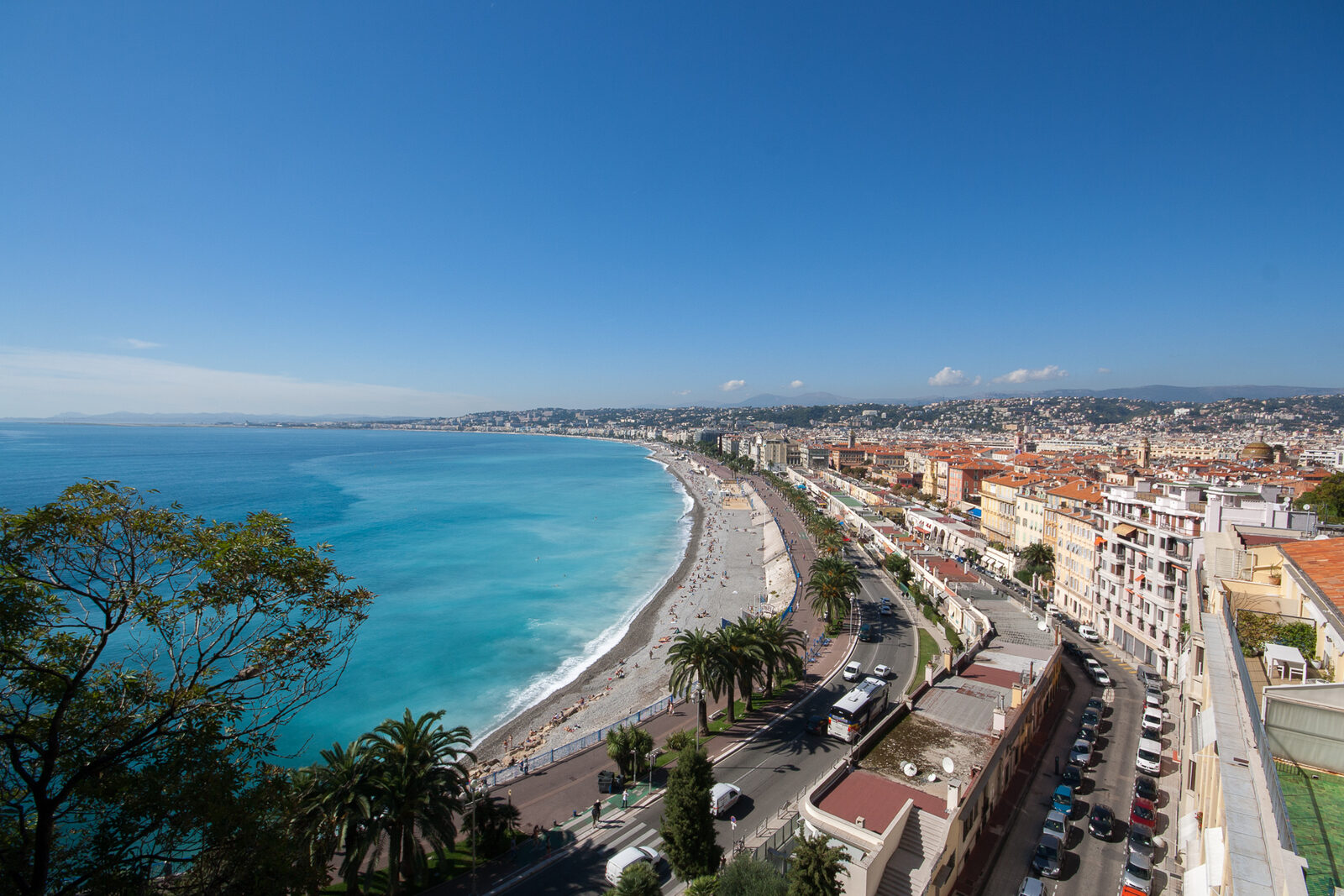 Vue ensoleillée de Nice avec la baie des Anges et les toits ocres