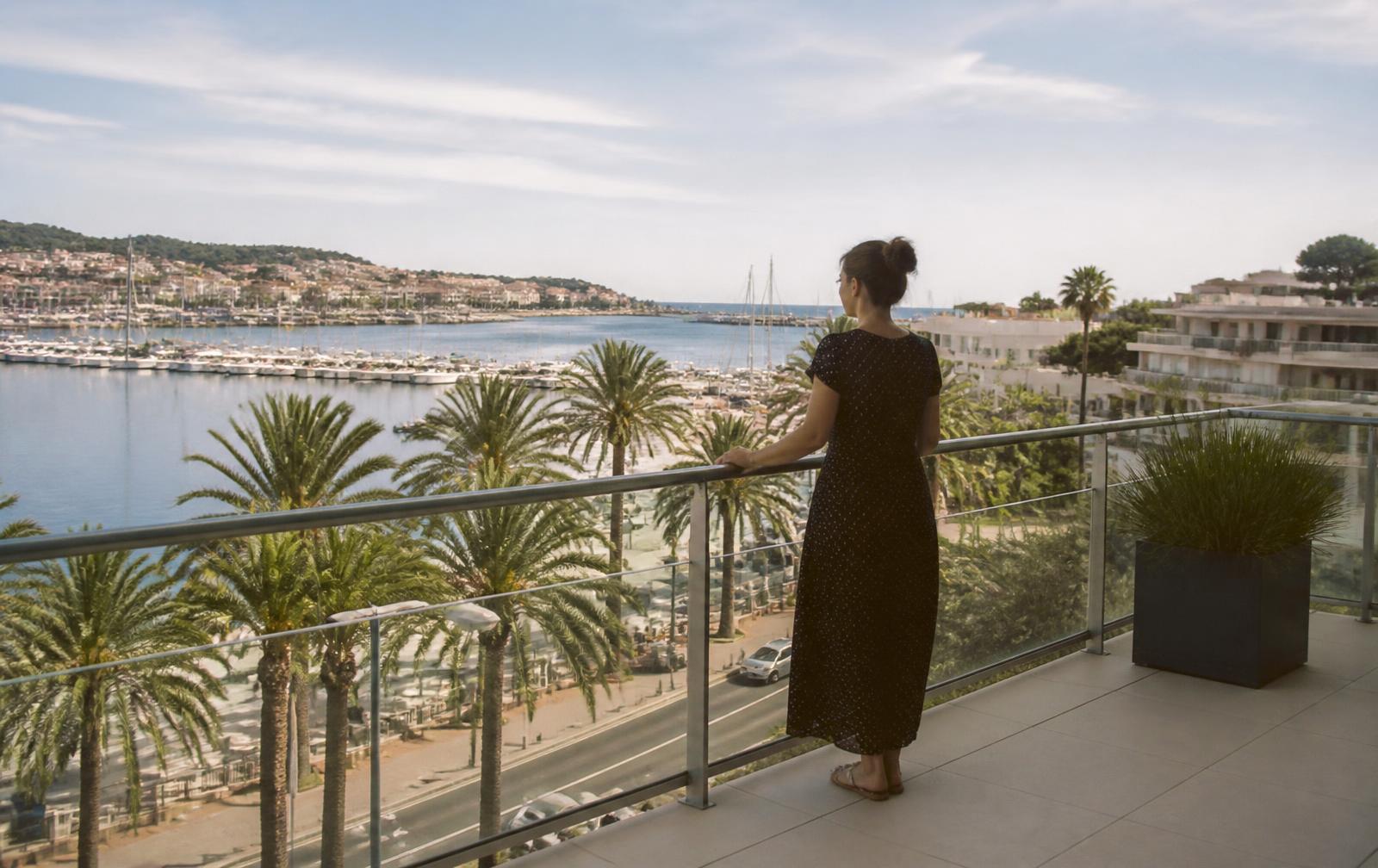 Vue depuis la terrasse d'un appartement en bord de mer à Villeneuve-Loubet, marina et palmiers